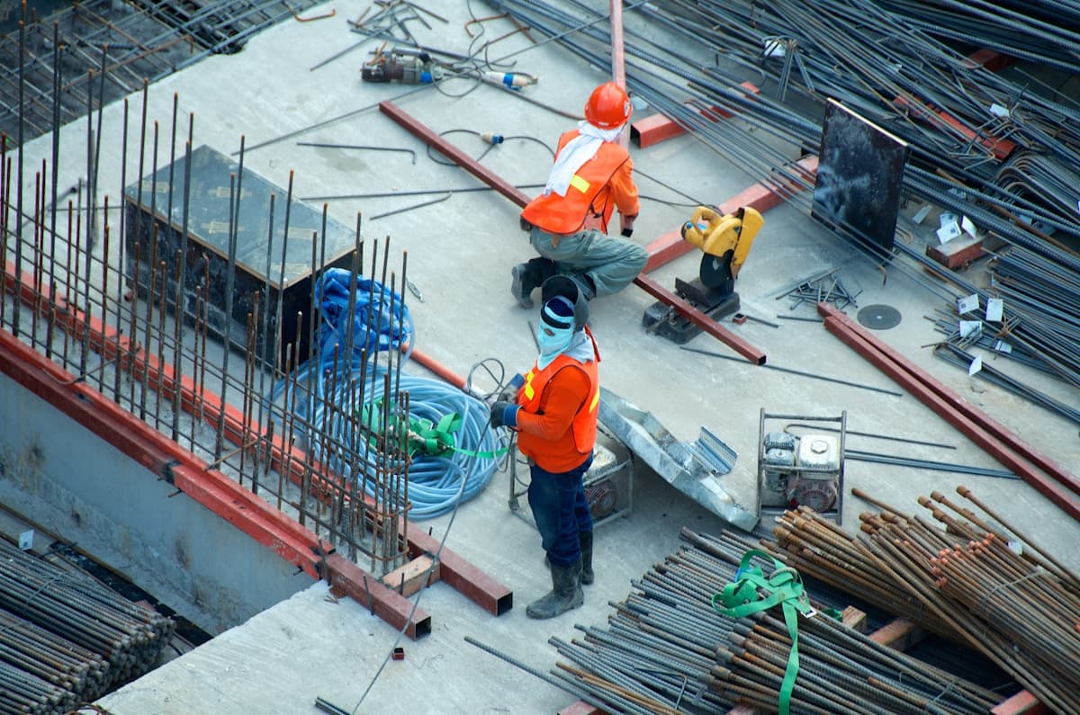 Construction and mining site with asset tracking