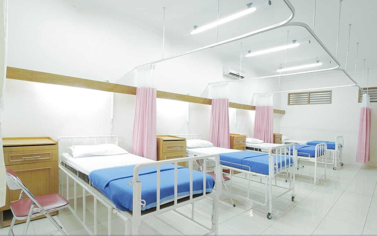 Healthcare facility with cold chain monitoring